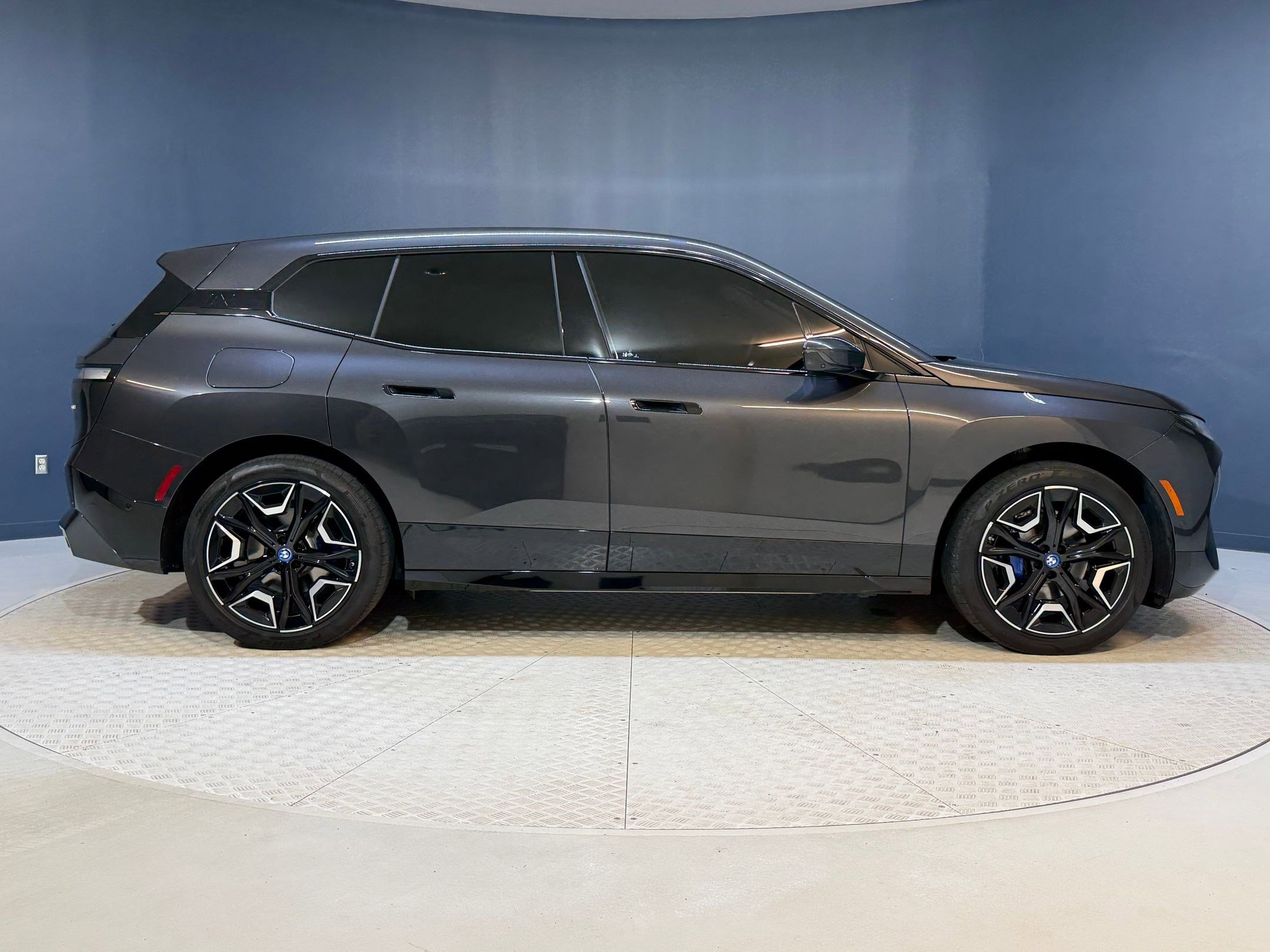 Used 2024 BMW iX xDrive50 w/ Sport Package AWD/4WD image 8