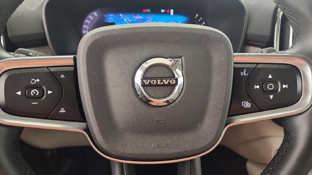 Used 2024 Volvo XC40 B5 Plus AWD/4WD image 12