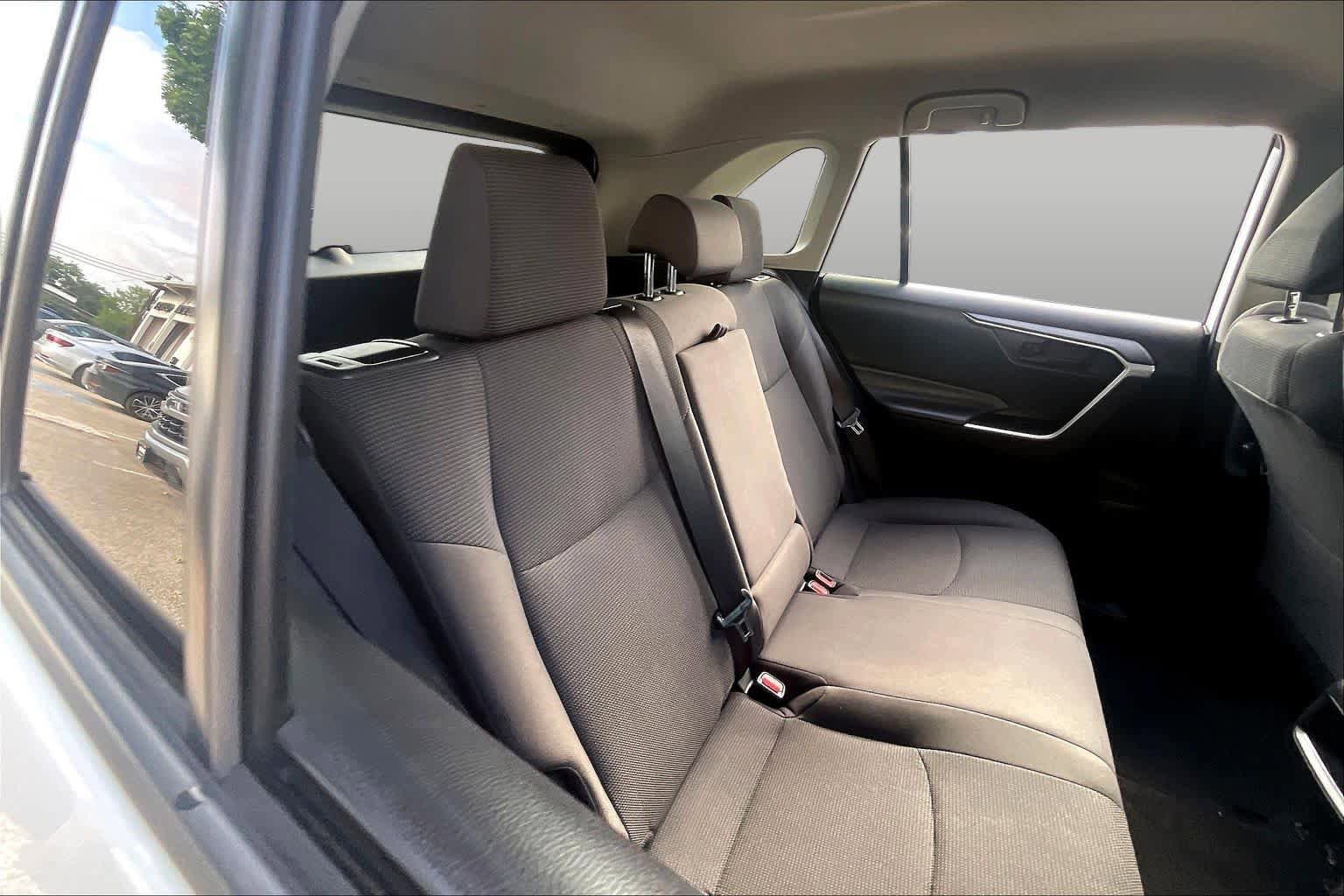Used 2019 Toyota RAV4 LE FWD image 19