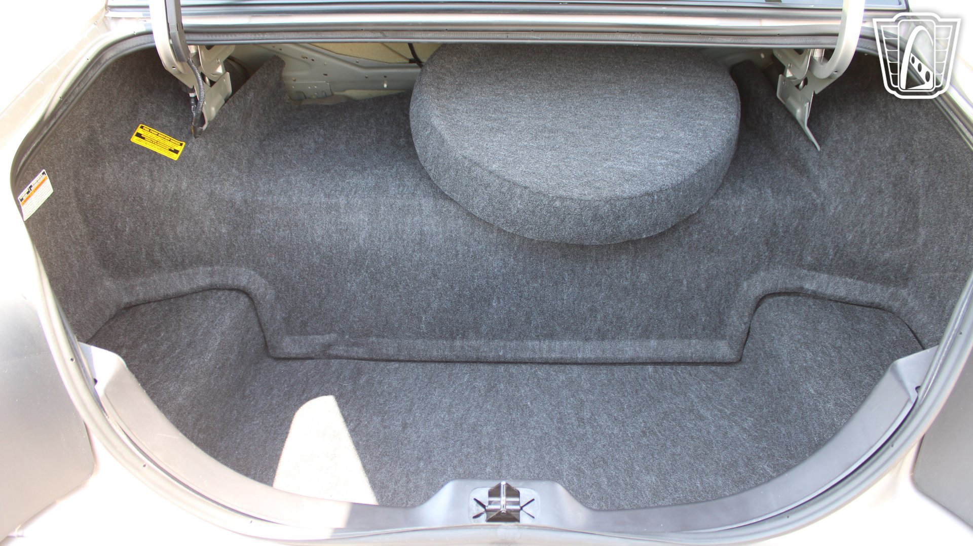 Used 2002 Lincoln Town Car Executive RWD image 16