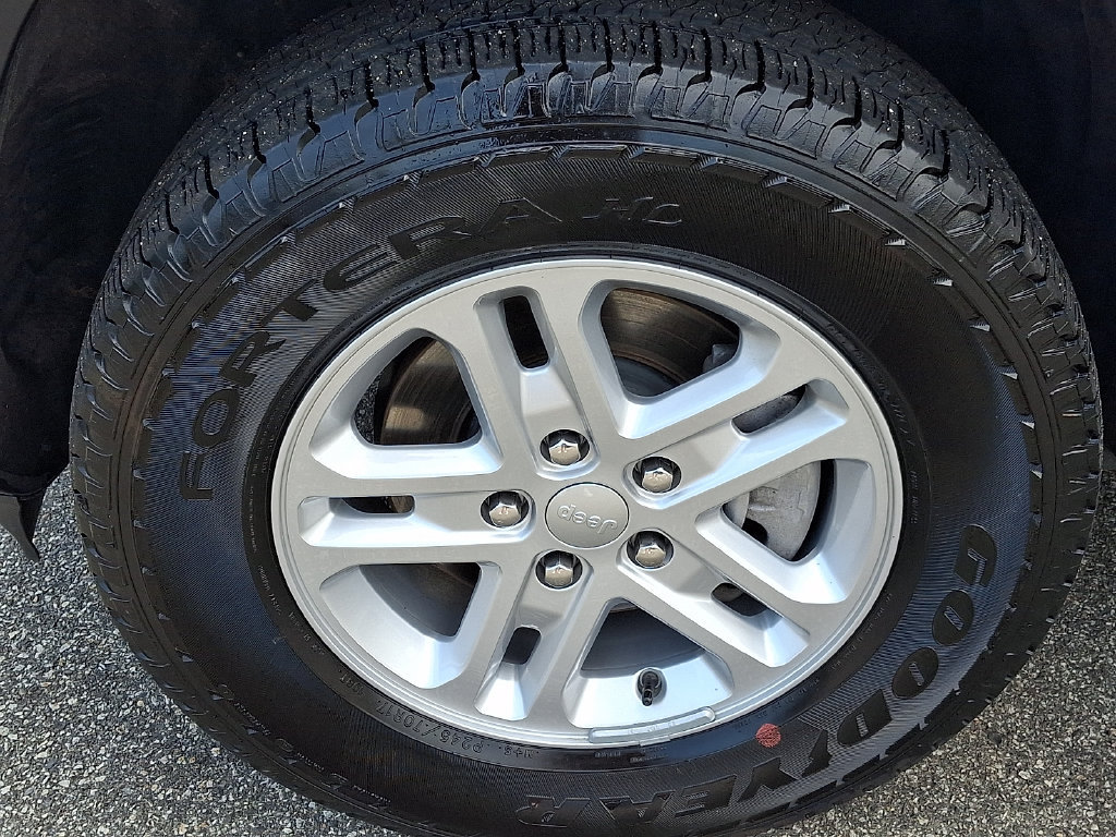 Certified 2025 Jeep Grand Cherokee Laredo AWD/4WD image 8