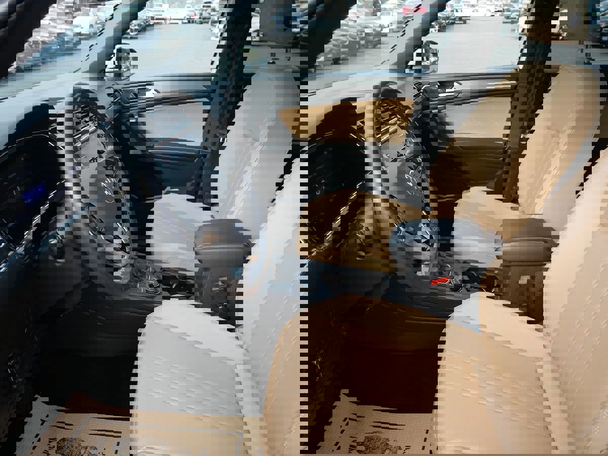 Used 2022 Volkswagen Tiguan SE w/ Panoramic Sunroof Package image 10