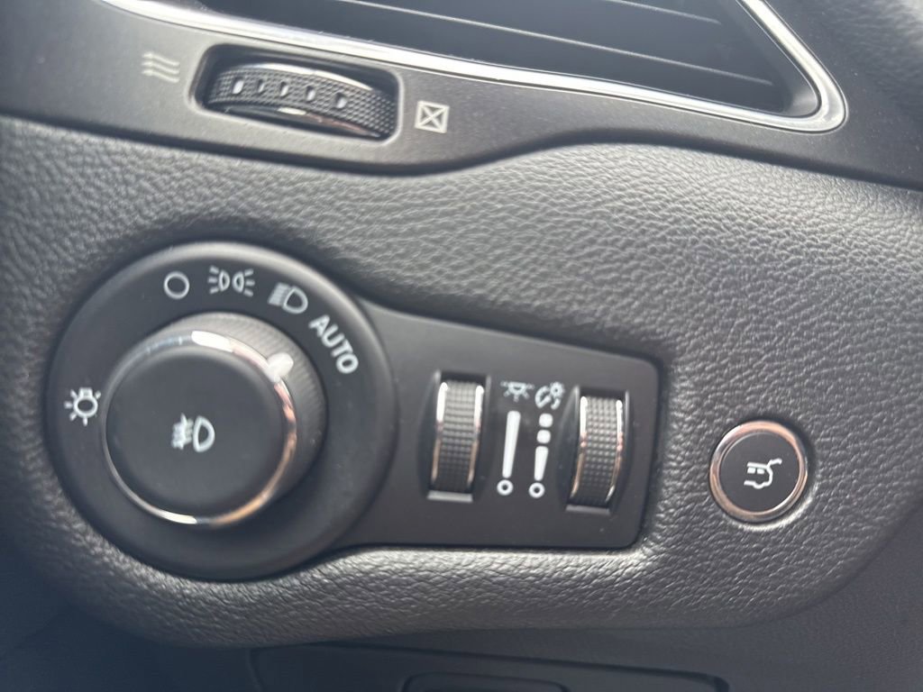 Used 2022 Jeep Cherokee Trailhawk w/ Premium Leather Package image 24