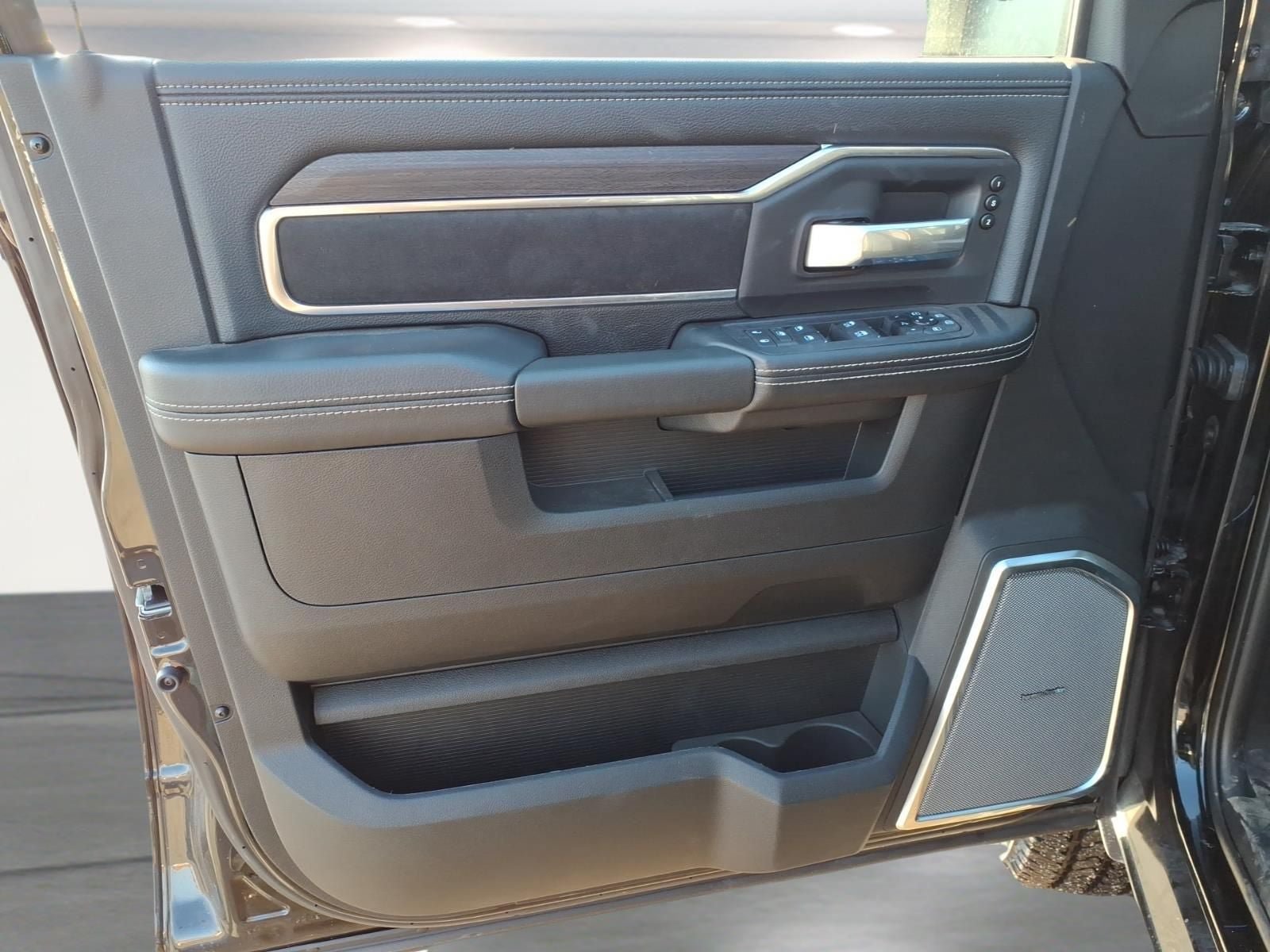Used 2025 RAM 3500 Laramie AWD/4WD image 13