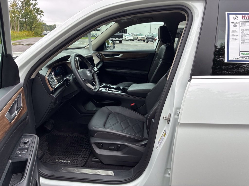 Used 2024 Volkswagen Atlas SE AWD/4WD image 10