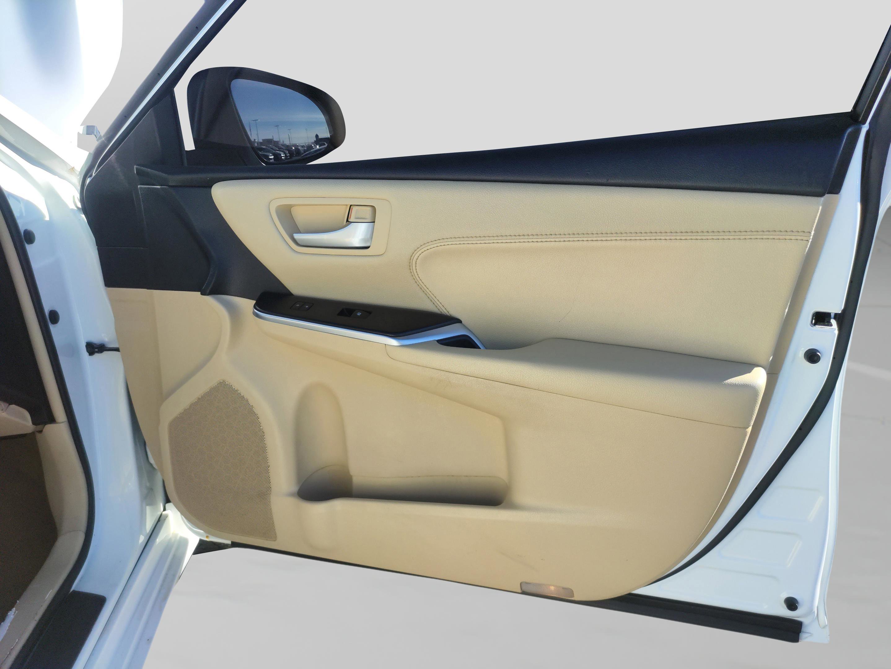 Used 2017 Toyota Camry XLE image 28