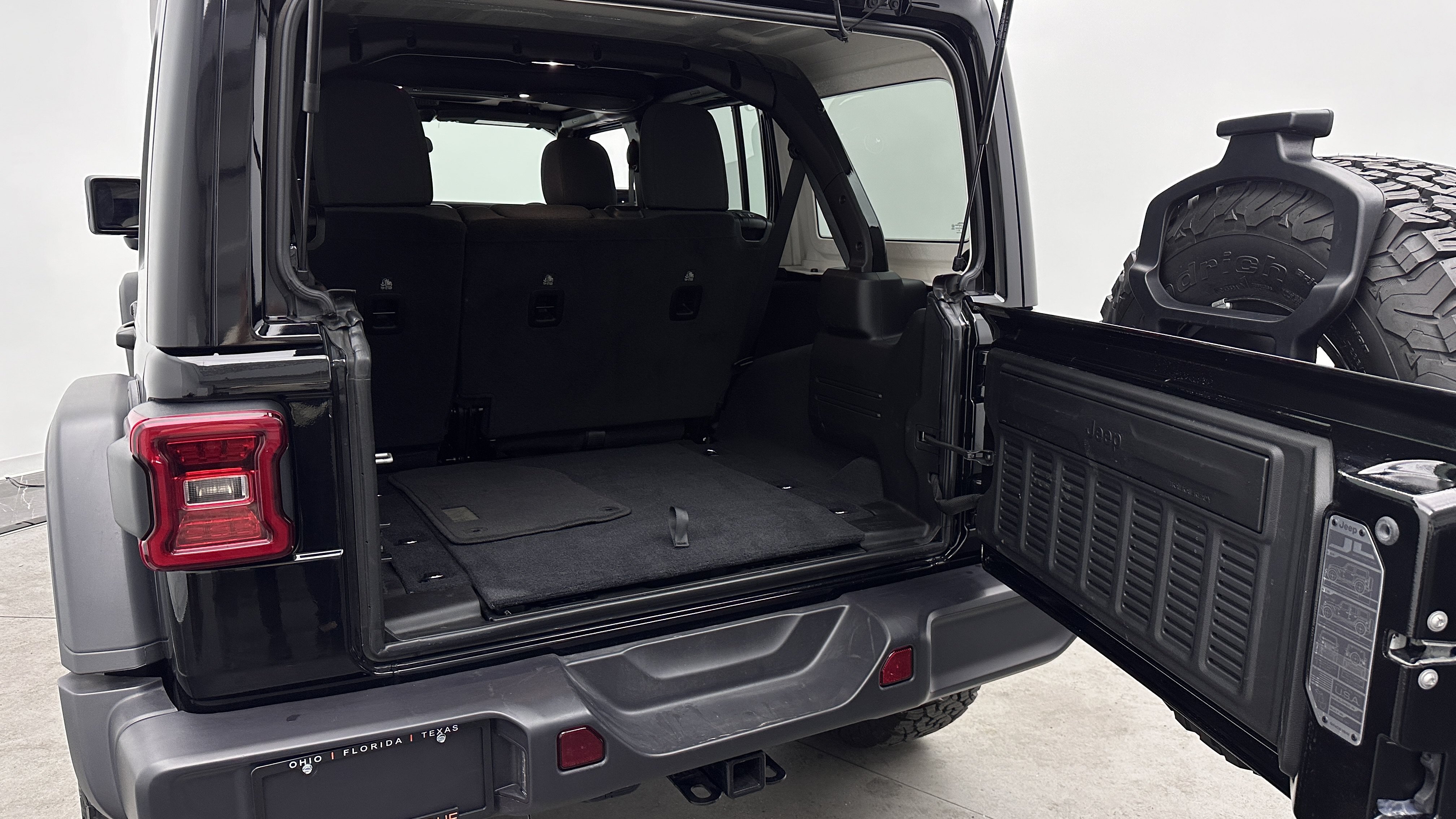 Used 2025 Jeep Wrangler Unlimited Rubicon AWD/4WD image 27