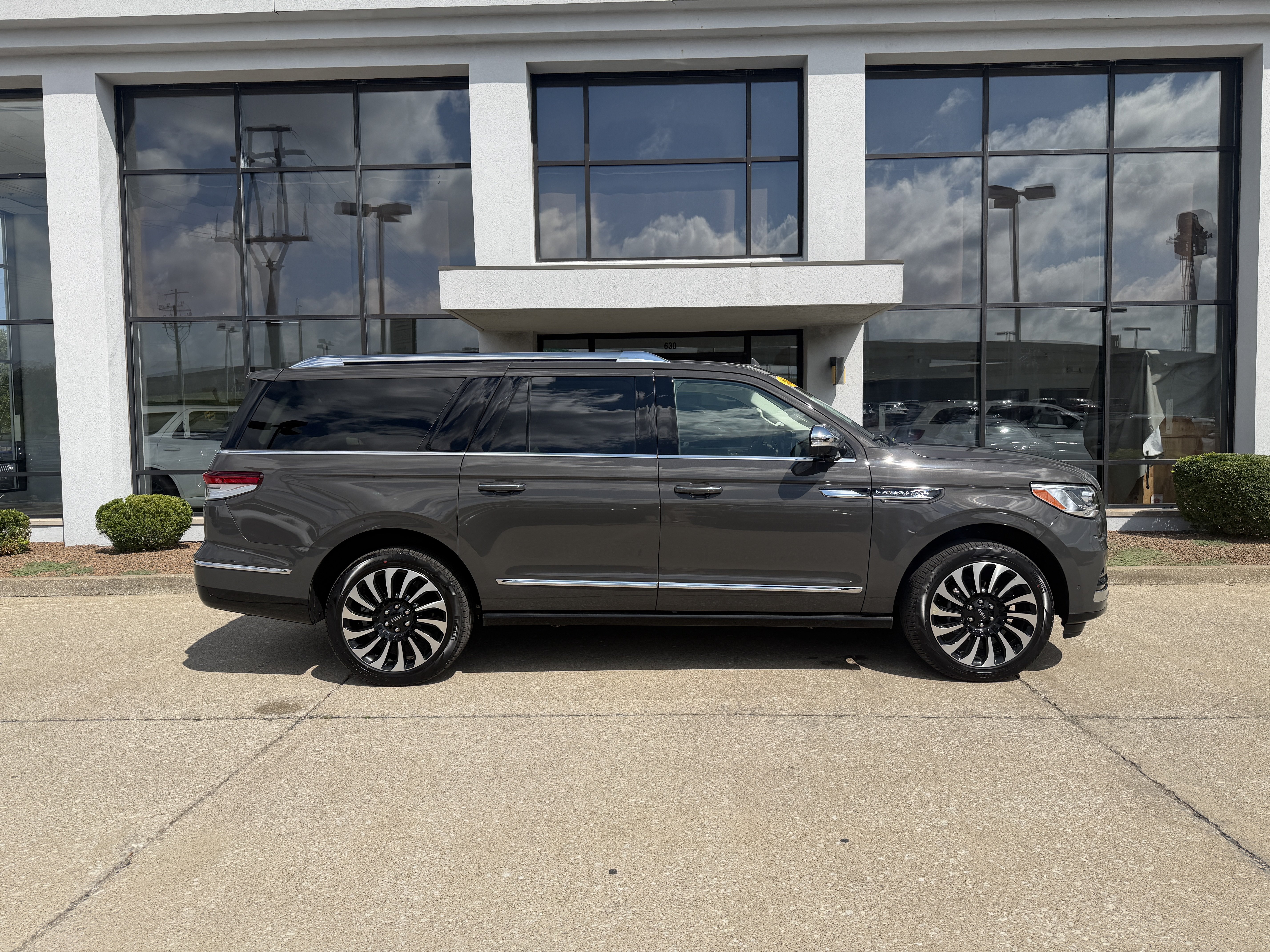 Used 2024 Lincoln Navigator L Black Label AWD/4WD image 3