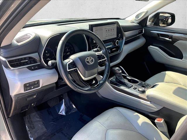 Used 2023 Toyota Highlander Limited image 11