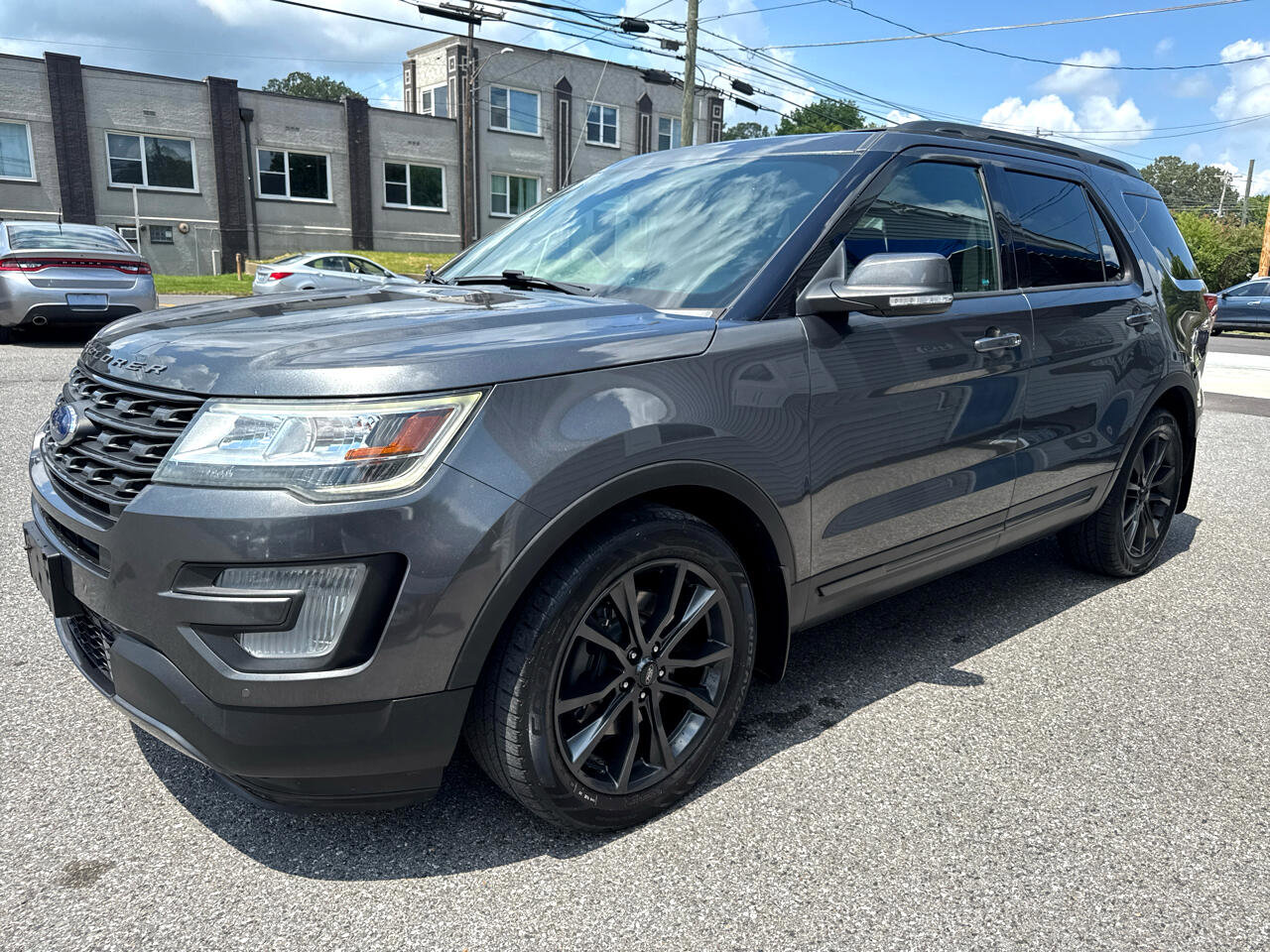 Used 2017 Ford Explorer XLT w/ Equipment Group 202A image 3