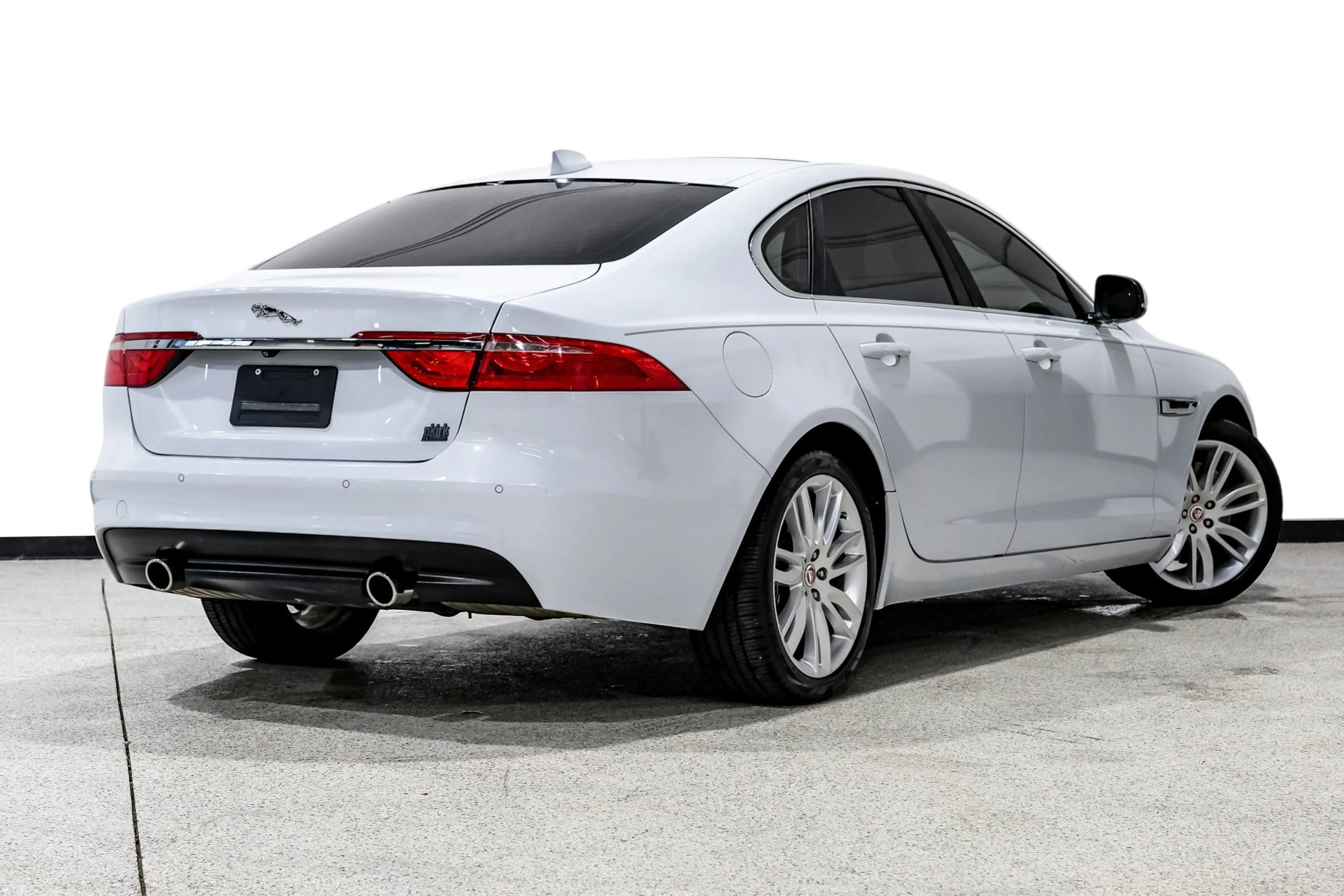 Used 2018 Jaguar XF Portfolio RWD image 6