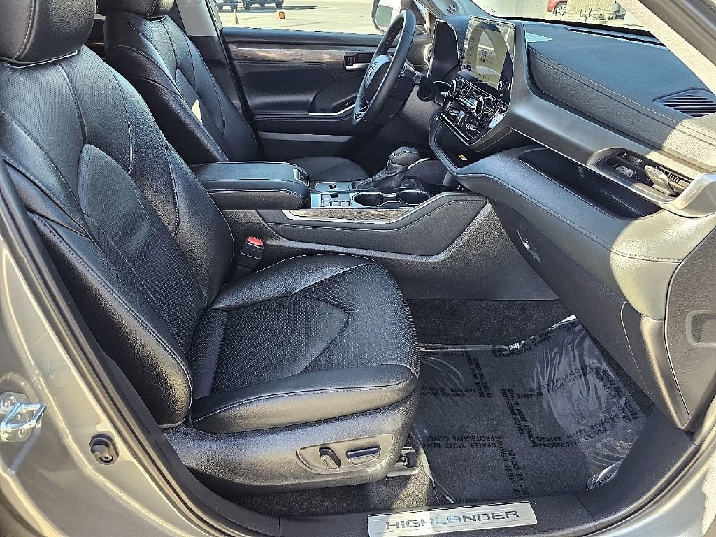 Used 2025 Toyota Highlander Limited image 18