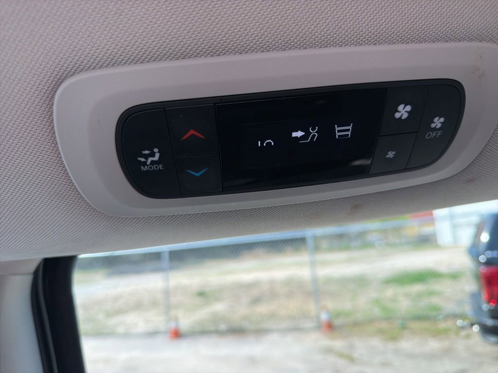 Used 2023 Chrysler Voyager LX image 22