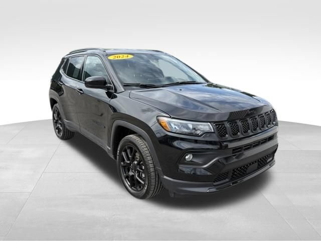 Used 2024 Jeep Compass Latitude w/ Convenience Group AWD/4WD image 8