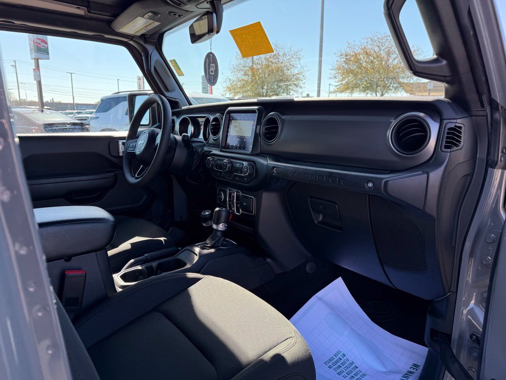 Used 2023 Jeep Wrangler Unlimited w/ Sun & Screen Package AWD/4WD image 19