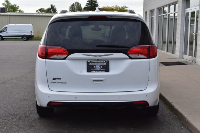 Used 2017 Chrysler Pacifica Touring-L w/ Tire & Wheel Group FWD image 9