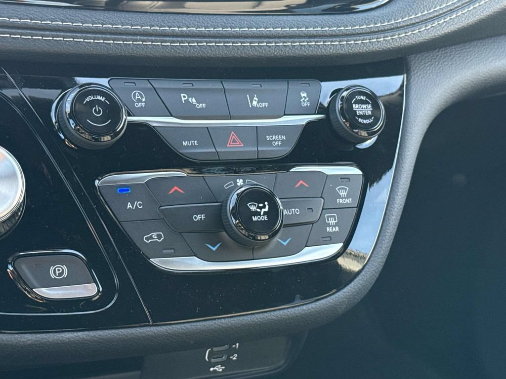 New 2026 Chrysler Pacifica Select FWD image 17