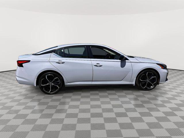 Used 2023 Nissan Altima 2.5 SR w/ SR Premium Package FWD image 2