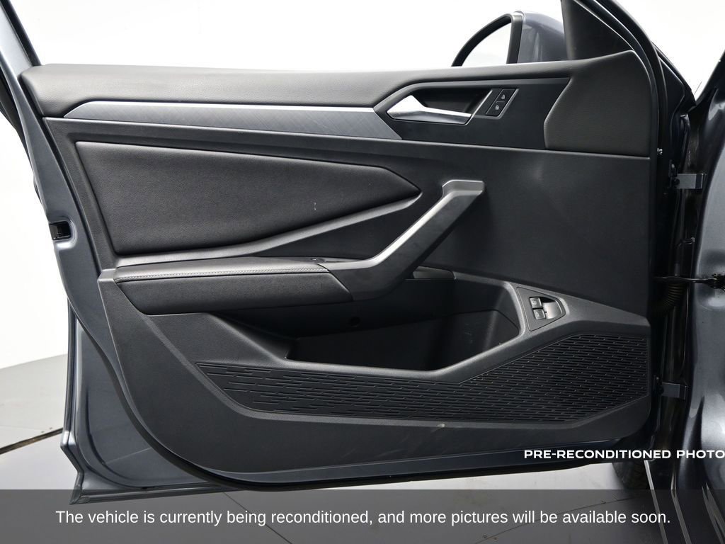 Used 2022 Volkswagen Jetta SE image 12