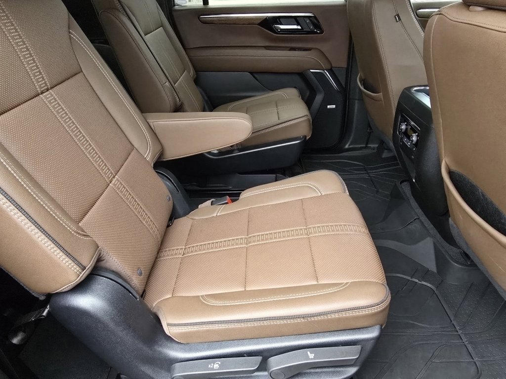 Used 2025 Chevrolet Suburban High Country image 19