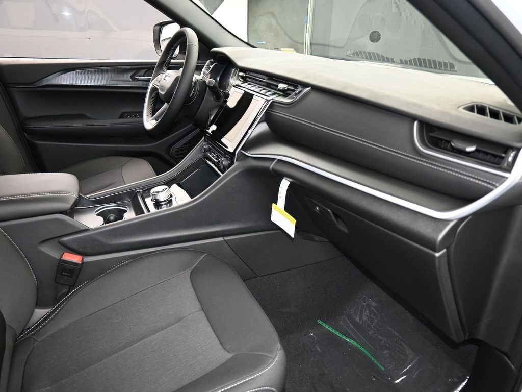 Used 2025 Jeep Grand Cherokee Laredo image 35