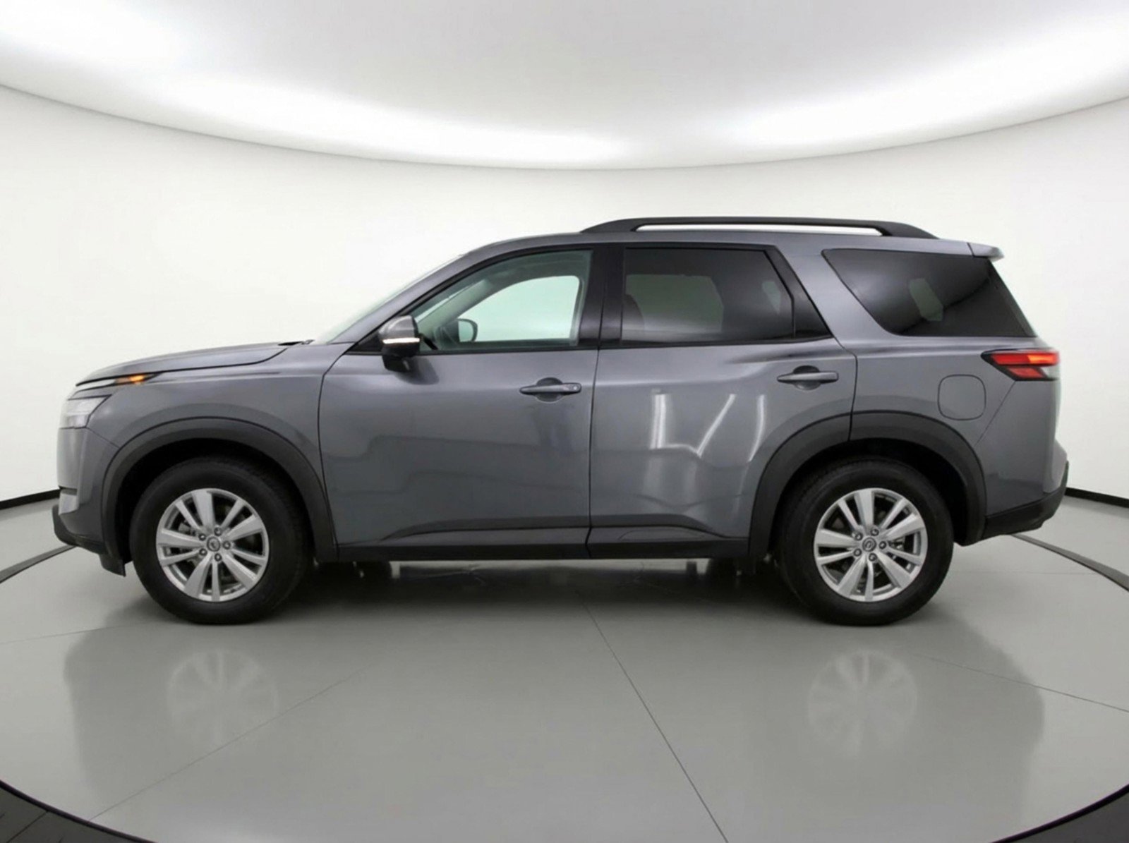Used 2025 Nissan Pathfinder SV FWD image 5