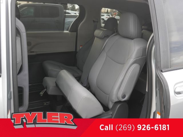 Used 2024 Toyota Sienna XLE FWD image 41