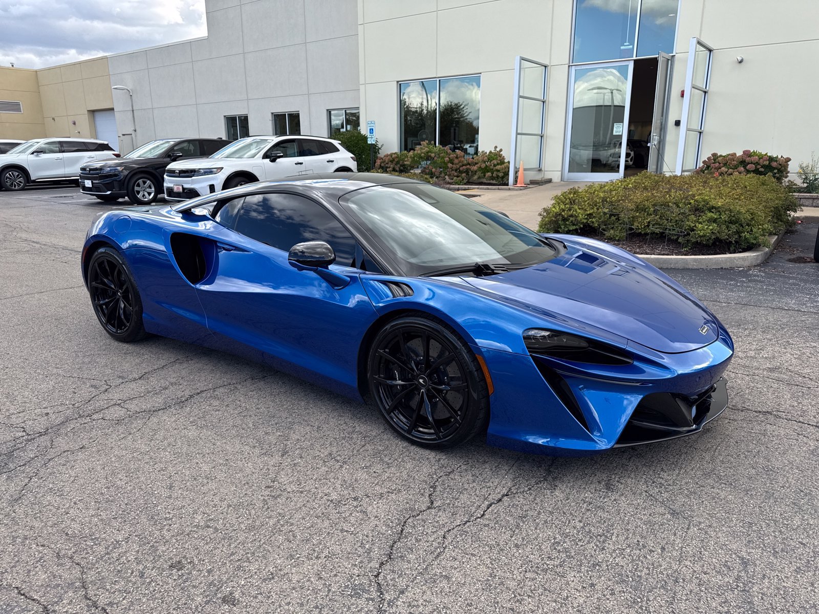 Used 2023 McLaren Artura RWD image 7