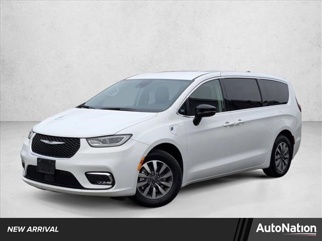 Used 2024 Chrysler Pacifica Select