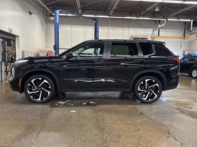 Used 2024 Mitsubishi Outlander SE image 3