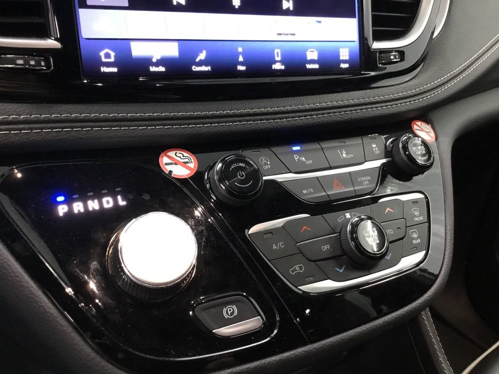 Used 2025 Chrysler Pacifica Limited image 19