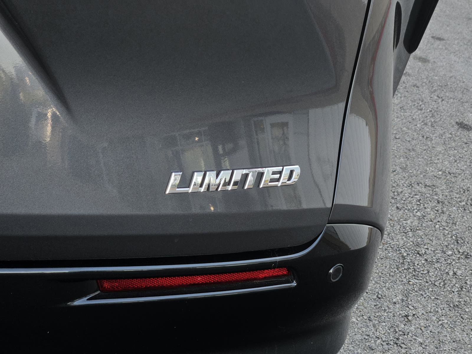 Used 2025 Toyota Sienna Limited image 8