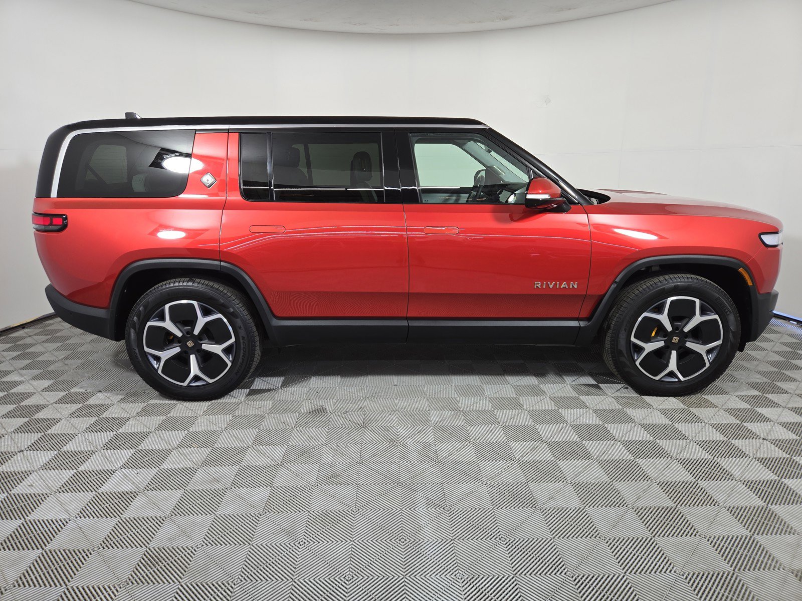 Used 2024 Rivian R1S Adventure AWD/4WD image 6