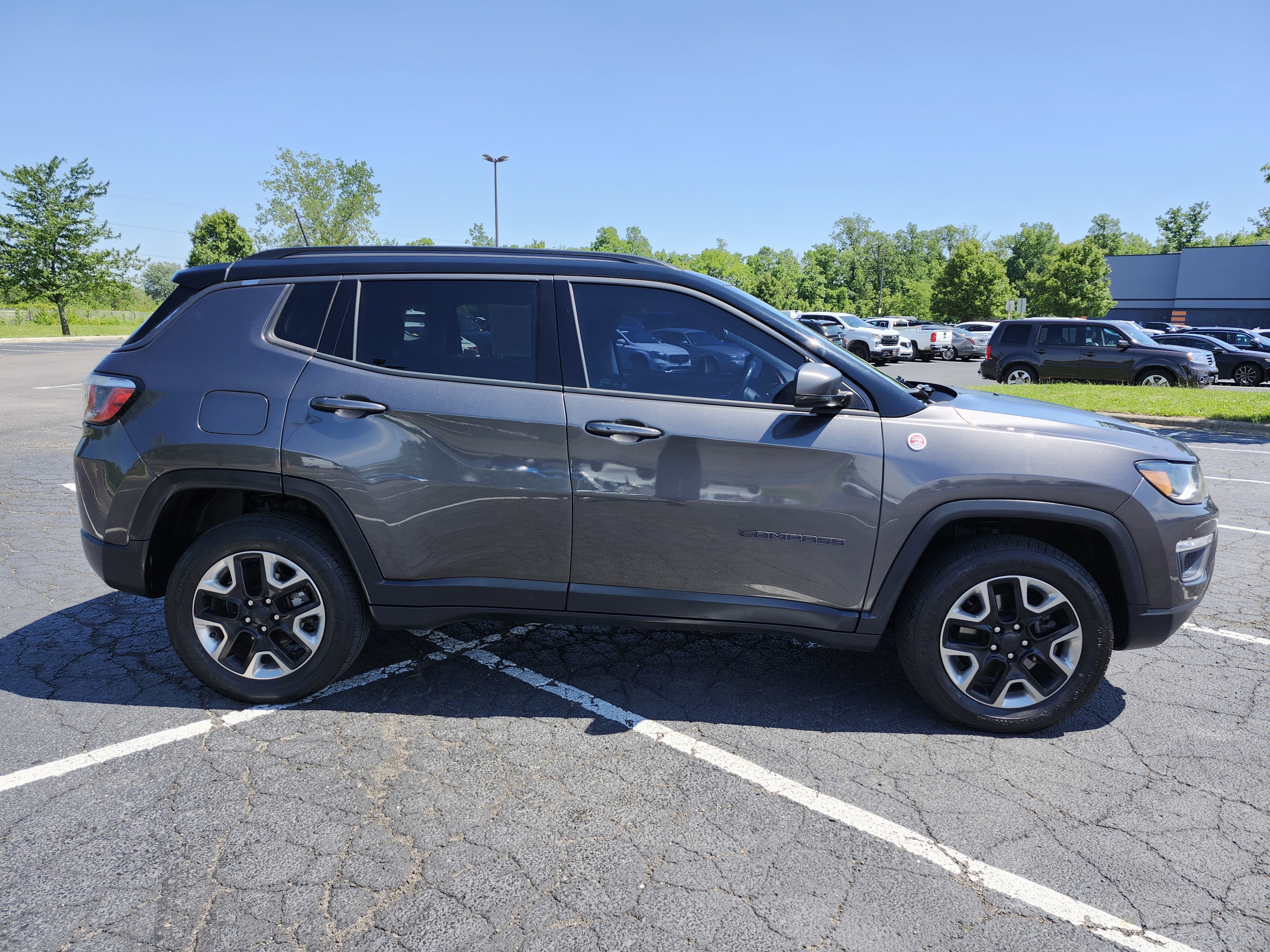 Used 2017 Jeep Compass Trailhawk w/ Leather Interior Group AWD/4WD image 17
