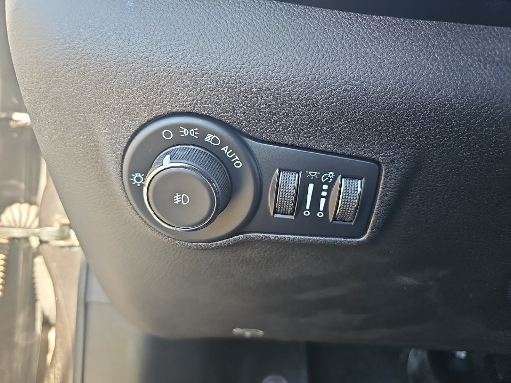 Used 2023 Jeep Compass Latitude w/ Sun and Sound Group AWD/4WD image 25