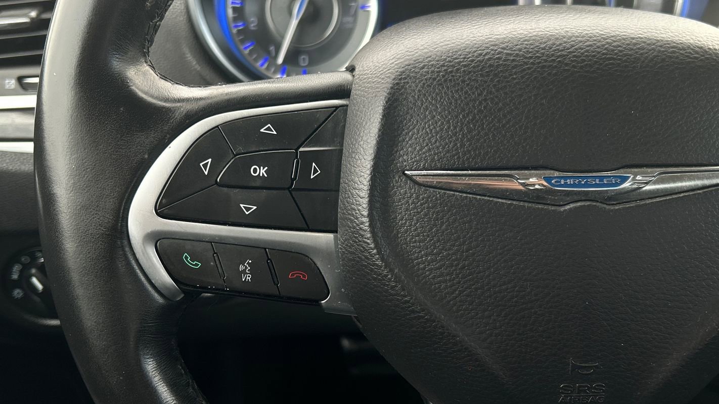 Used 2016 Chrysler 300 Limited image 31