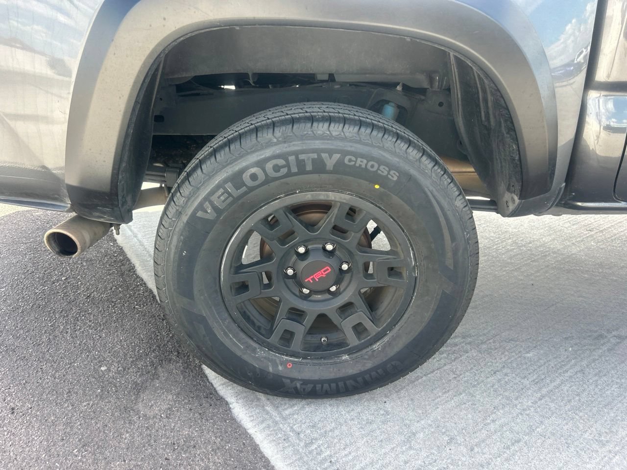 Used 2017 Toyota Tacoma TRD Off-Road w/ Premium & Technology Package AWD/4WD image 2
