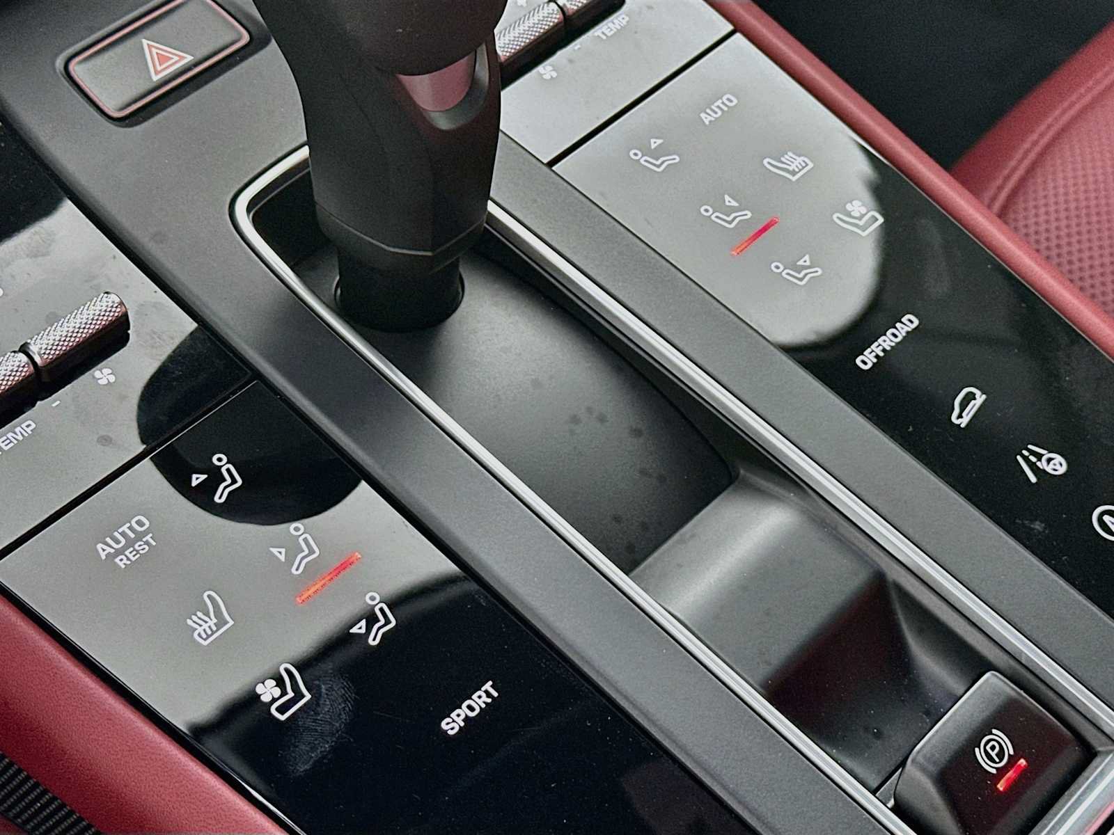 Certified 2026 Porsche Macan AWD/4WD image 21