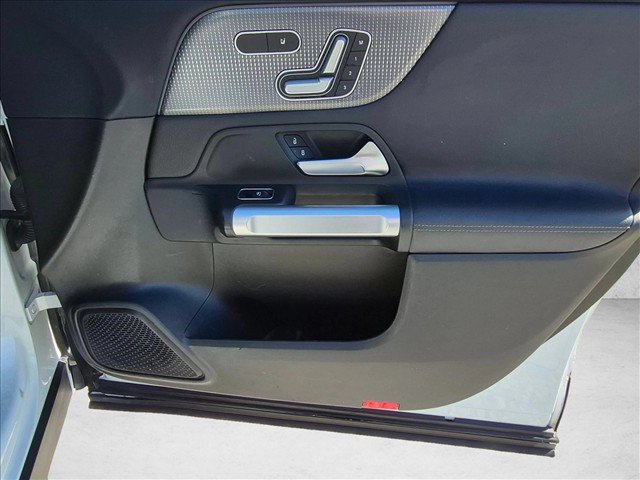 Used 2020 Mercedes-Benz GLB 250 image 30