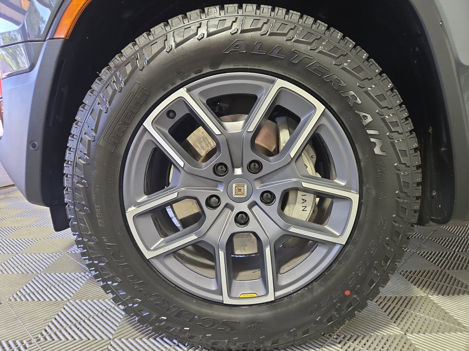 Used 2024 Rivian R1S Adventure image 9