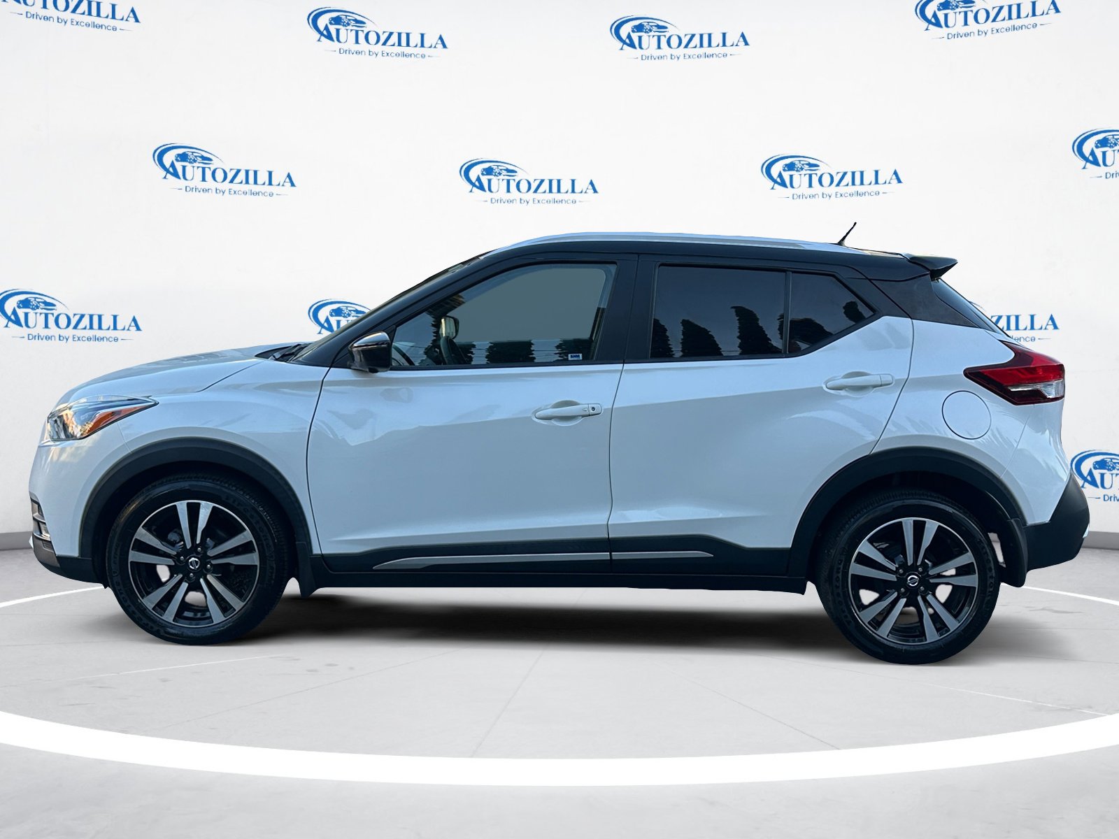 Used 2019 Nissan Kicks SR image 2