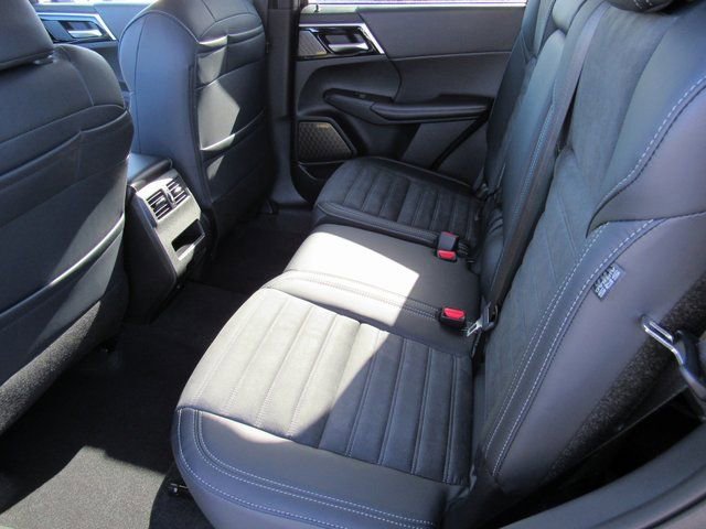 New 2025 Mitsubishi Outlander SE image 9