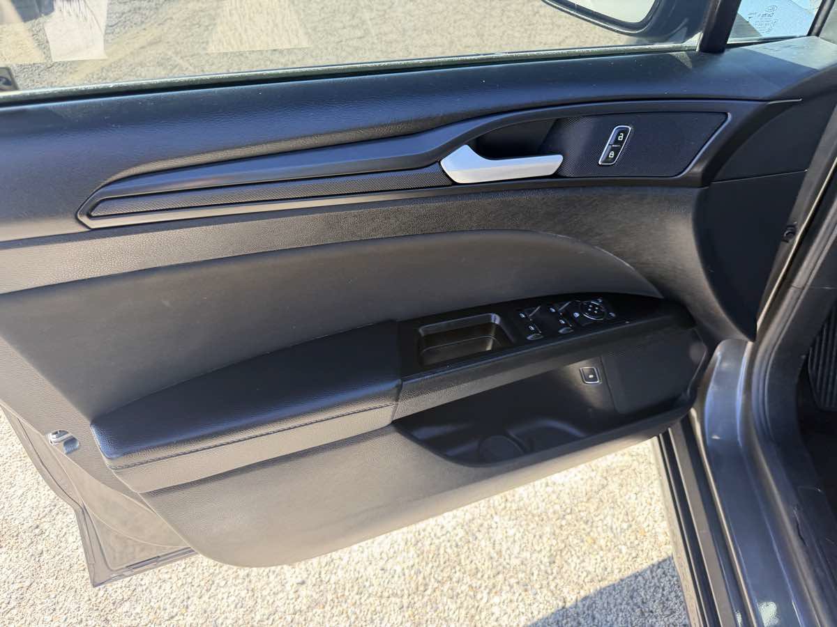 Used 2018 Ford Fusion SE w/ Equipment Group 601A FWD image 9