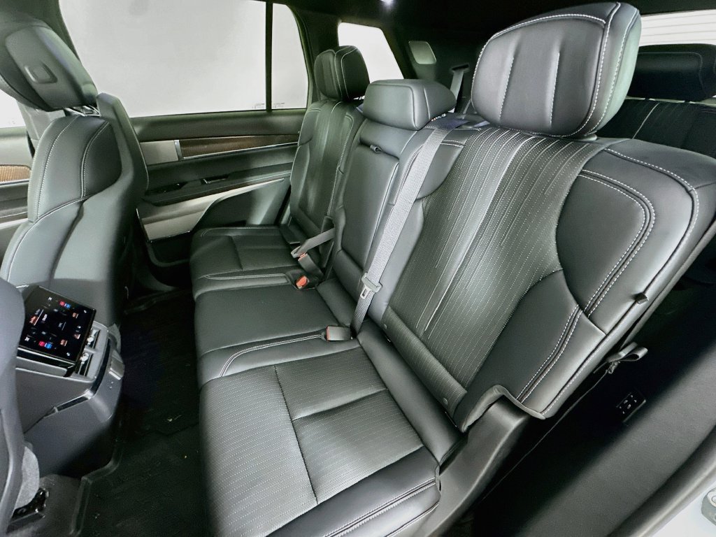 New 2027 Cadillac Vistiq Sport w/ LPO, Floor Liner Package AWD/4WD image 31