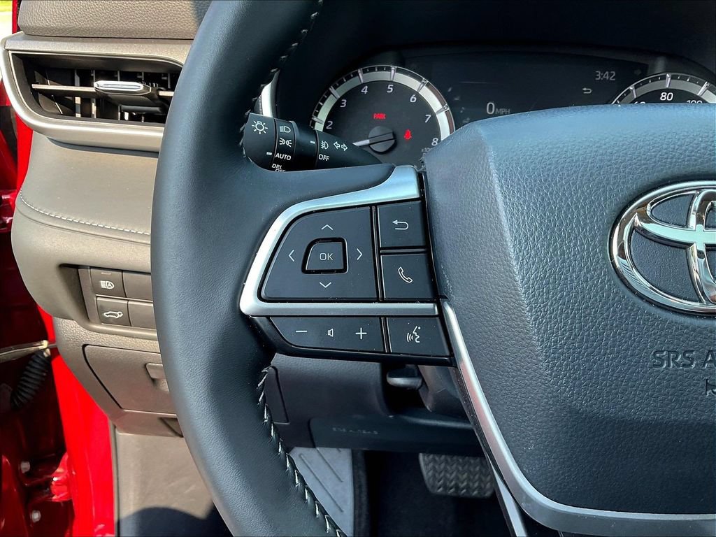 Used 2025 Toyota Highlander XLE FWD image 13