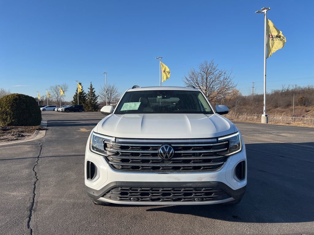 Used 2024 Volkswagen Atlas SE image 2