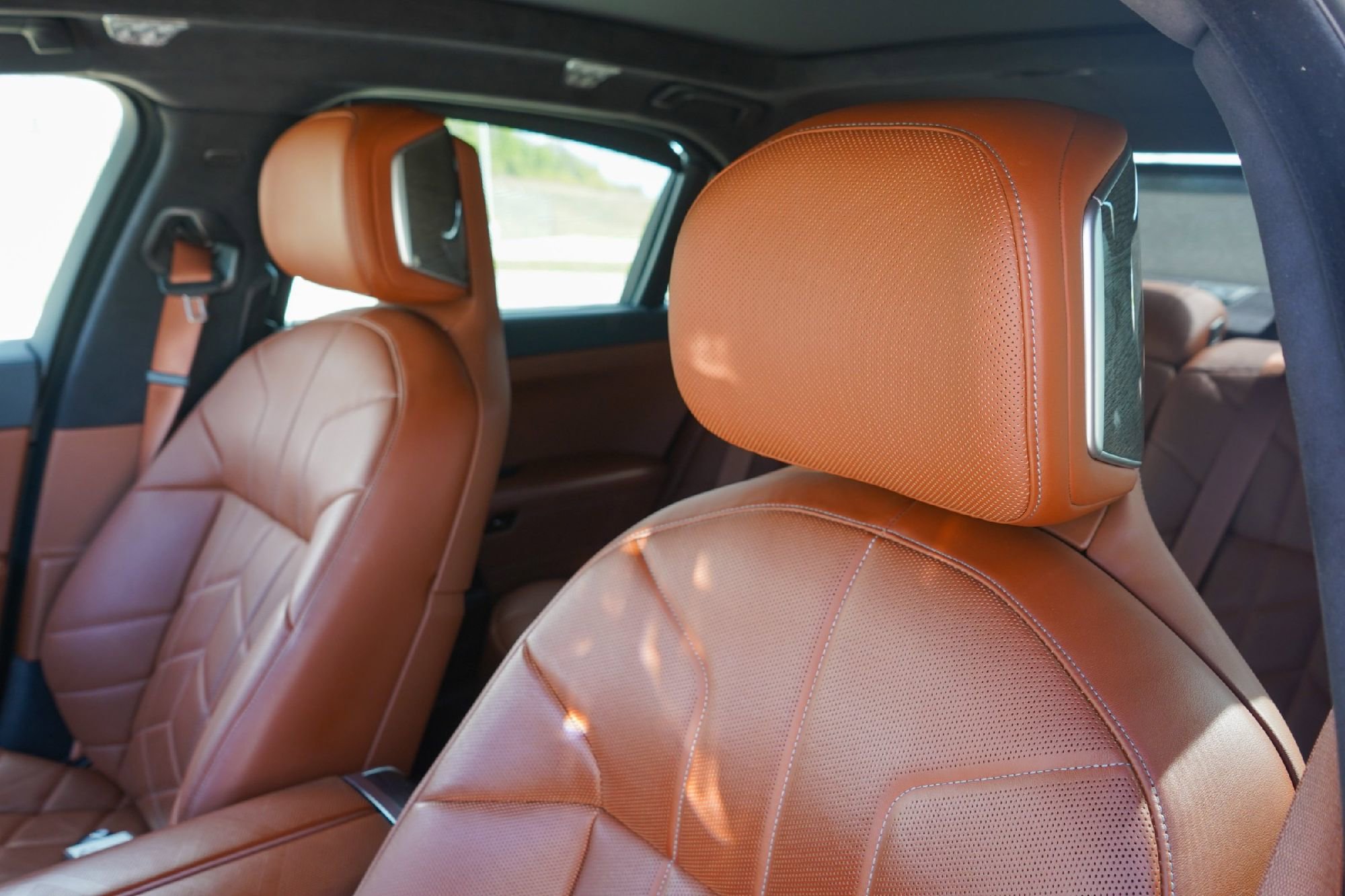 Used 2024 BMW 750e xDrive w/ Executive Package image 10