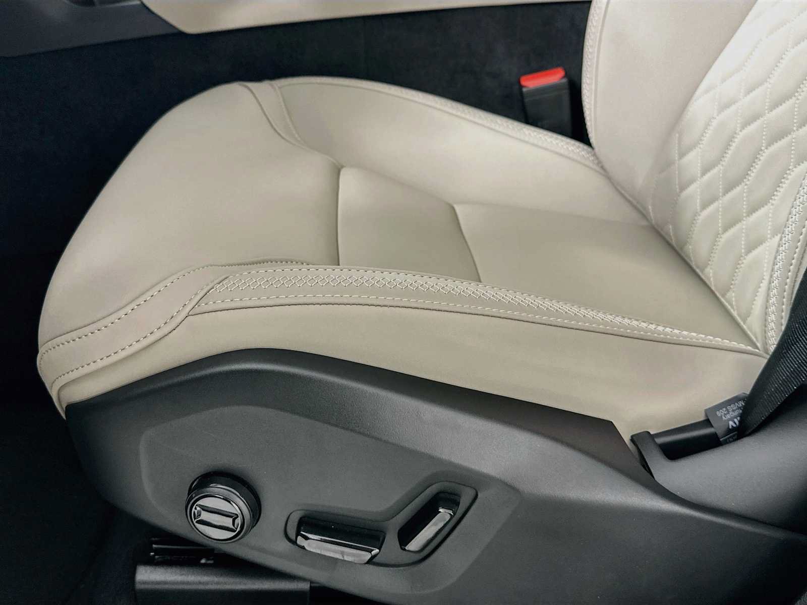 New 2027 Volvo XC90 B6 Plus AWD/4WD image 17
