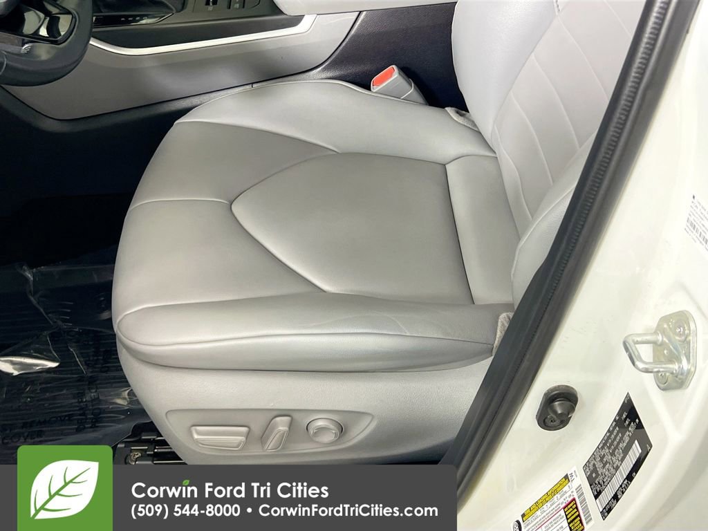 Used 2021 Toyota Highlander XLE AWD/4WD image 24