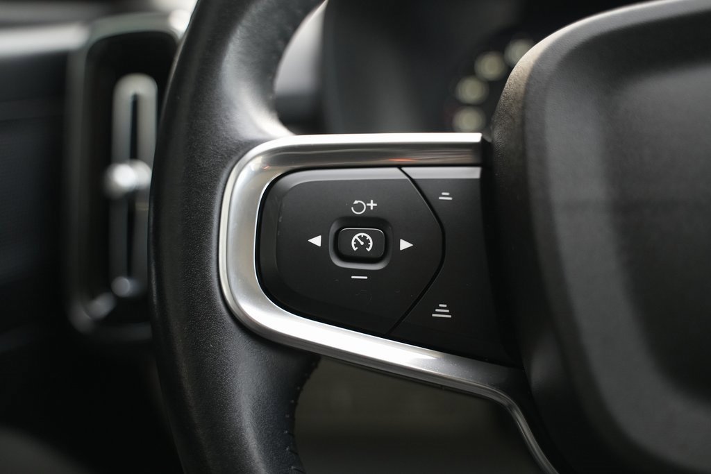 Used 2021 Volvo XC40 T5 Momentum w/ Premium Package image 26